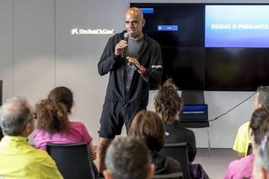 Varios aficionados al running disfrutaron de una charla y ejercicios con el medallista olímpico.