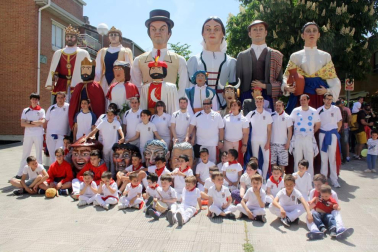 La Comparsa de Gigantes de Noáin, acompañada por los Gaiteros de Pamplona, abrió con sus bailes y canciones el programa de fiestas de Primavera de Noáin la mañana del domingo 6 de mayo. El buen tiempo acompañó a los vecinos que también pudieron disfrutar a mediodía, en la plaza de los Fueros, de una actividad de juegos tradicionales organizada por el Colectivo Cambalache.