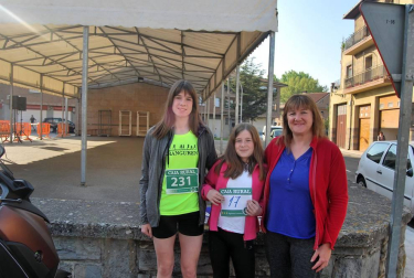 El pasado domingo tuvo lugar la XII Edición de la Carrera Solidaria Aranguren–Ruanda–Adacen, que reunió a 684 corredores, quienes disfrutaron de una gran jornada de deporte y solidaridad en la que se perseguían un doble objetivo. Uno lejano, en Ruanda, ayudando durante un año en la alimentación de familias sin recursos con una comida diaria. Y otro más cercano, echar un capote a la Asociación de Daño Cerebral de Navarra para la realización del proyecto “Reaprender a vivir mi vida”.
