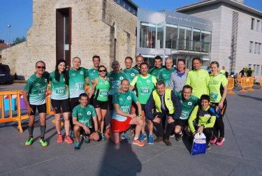 El pasado domingo tuvo lugar la XII Edición de la Carrera Solidaria Aranguren–Ruanda–Adacen, que reunió a 684 corredores, quienes disfrutaron de una gran jornada de deporte y solidaridad en la que se perseguían un doble objetivo. Uno lejano, en Ruanda, ayudando durante un año en la alimentación de familias sin recursos con una comida diaria. Y otro más cercano, echar un capote a la Asociación de Daño Cerebral de Navarra para la realización del proyecto “Reaprender a vivir mi vida”.