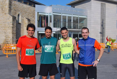El pasado domingo tuvo lugar la XII Edición de la Carrera Solidaria Aranguren–Ruanda–Adacen, que reunió a 684 corredores, quienes disfrutaron de una gran jornada de deporte y solidaridad en la que se perseguían un doble objetivo. Uno lejano, en Ruanda, ayudando durante un año en la alimentación de familias sin recursos con una comida diaria. Y otro más cercano, echar un capote a la Asociación de Daño Cerebral de Navarra para la realización del proyecto “Reaprender a vivir mi vida”.