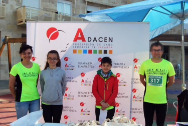 El pasado domingo tuvo lugar la XII Edición de la Carrera Solidaria Aranguren–Ruanda–Adacen, que reunió a 684 corredores, quienes disfrutaron de una gran jornada de deporte y solidaridad en la que se perseguían un doble objetivo. Uno lejano, en Ruanda, ayudando durante un año en la alimentación de familias sin recursos con una comida diaria. Y otro más cercano, echar un capote a la Asociación de Daño Cerebral de Navarra para la realización del proyecto “Reaprender a vivir mi vida”.