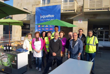 El pasado domingo tuvo lugar la XII Edición de la Carrera Solidaria Aranguren–Ruanda–Adacen, que reunió a 684 corredores, quienes disfrutaron de una gran jornada de deporte y solidaridad en la que se perseguían un doble objetivo. Uno lejano, en Ruanda, ayudando durante un año en la alimentación de familias sin recursos con una comida diaria. Y otro más cercano, echar un capote a la Asociación de Daño Cerebral de Navarra para la realización del proyecto “Reaprender a vivir mi vida”.