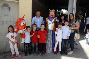 La Comparsa de Gigantes de Noáin, acompañada por los Gaiteros de Pamplona, abrió con sus bailes y canciones el programa de fiestas de Primavera de Noáin la mañana del domingo 6 de mayo. El buen tiempo acompañó a los vecinos que también pudieron disfrutar a mediodía, en la plaza de los Fueros, de una actividad de juegos tradicionales organizada por el Colectivo Cambalache.