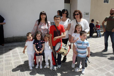 La Comparsa de Gigantes de Noáin, acompañada por los Gaiteros de Pamplona, abrió con sus bailes y canciones el programa de fiestas de Primavera de Noáin la mañana del domingo 6 de mayo. El buen tiempo acompañó a los vecinos que también pudieron disfrutar a mediodía, en la plaza de los Fueros, de una actividad de juegos tradicionales organizada por el Colectivo Cambalache.