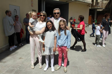 La Comparsa de Gigantes de Noáin, acompañada por los Gaiteros de Pamplona, abrió con sus bailes y canciones el programa de fiestas de Primavera de Noáin la mañana del domingo 6 de mayo. El buen tiempo acompañó a los vecinos que también pudieron disfrutar a mediodía, en la plaza de los Fueros, de una actividad de juegos tradicionales organizada por el Colectivo Cambalache.