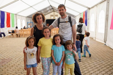 Con 24 años a sus espaldas, el Festival Internacional de Títeres de Barañáin es una de las apuestas más interesantes del panorama cultural de Navarra. Este año, la cita se desarrolló del  4 al 6 de mayo, con la presencia de compañías llegadas de diferentes países y otras actividades paralelas como exposiciones en la Casa de Cultura, centros educativos y comercios de la localidad, sesiones con escolares de Barañáin, concursos de creación de títeres y sus historias, etc.