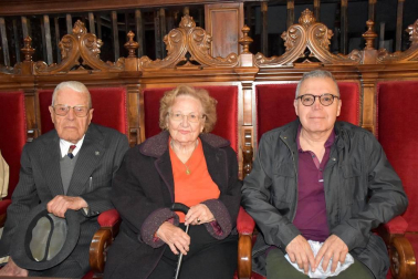 La catedral de Santa María de Tudela acogió el sábado 5 de mayo un concierto benéfico a cargo de la asociación Música para salvar vidas. Esta ong lidera un proyecto de ayuda a niños y niñas huérfanos de Uganda con el que les ayudan a crecer y aprender a través de la música y la danza con el fin de encontrar un futuro en su propio país. El grupo 'Aba Taano' se encargó de hacer disfrutar a los presentes con su repertorio de música góspel.