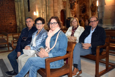 La catedral de Santa María de Tudela acogió el sábado 5 de mayo un concierto benéfico a cargo de la asociación Música para salvar vidas. Esta ong lidera un proyecto de ayuda a niños y niñas huérfanos de Uganda con el que les ayudan a crecer y aprender a través de la música y la danza con el fin de encontrar un futuro en su propio país. El grupo 'Aba Taano' se encargó de hacer disfrutar a los presentes con su repertorio de música góspel.