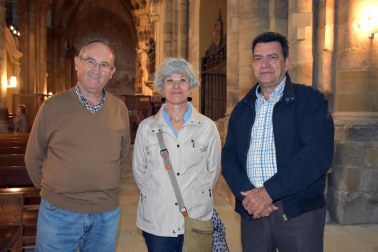 La catedral de Santa María de Tudela acogió el sábado 5 de mayo un concierto benéfico a cargo de la asociación Música para salvar vidas. Esta ong lidera un proyecto de ayuda a niños y niñas huérfanos de Uganda con el que les ayudan a crecer y aprender a través de la música y la danza con el fin de encontrar un futuro en su propio país. El grupo 'Aba Taano' se encargó de hacer disfrutar a los presentes con su repertorio de música góspel.