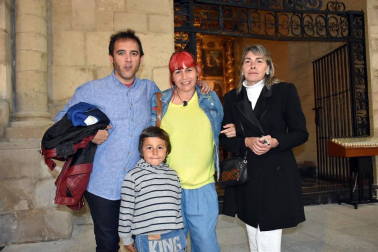 La catedral de Santa María de Tudela acogió el sábado 5 de mayo un concierto benéfico a cargo de la asociación Música para salvar vidas. Esta ong lidera un proyecto de ayuda a niños y niñas huérfanos de Uganda con el que les ayudan a crecer y aprender a través de la música y la danza con el fin de encontrar un futuro en su propio país. El grupo 'Aba Taano' se encargó de hacer disfrutar a los presentes con su repertorio de música góspel.
