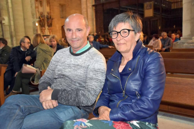 La catedral de Santa María de Tudela acogió el sábado 5 de mayo un concierto benéfico a cargo de la asociación Música para salvar vidas. Esta ong lidera un proyecto de ayuda a niños y niñas huérfanos de Uganda con el que les ayudan a crecer y aprender a través de la música y la danza con el fin de encontrar un futuro en su propio país. El grupo 'Aba Taano' se encargó de hacer disfrutar a los presentes con su repertorio de música góspel.
