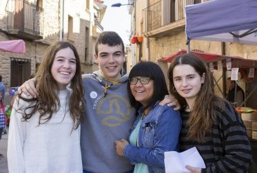 Más de cuatro mil personas visitaron el domingo 6 de mayo Dicastillo para participar en la Feria del Espárrago. Uno de los actos estrella de este evento gastronómico es la degustación de este producto tan navarro, del que se repartieron cerca de 500 kilos. También pudieron catarse diferentes vinos o disfrutar del pacharán, así como aprender algunos trucos gastronómicos gracias a una demostración culinaria.