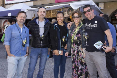 Más de cuatro mil personas visitaron el domingo 6 de mayo Dicastillo para participar en la Feria del Espárrago. Uno de los actos estrella de este evento gastronómico es la degustación de este producto tan navarro, del que se repartieron cerca de 500 kilos. También pudieron catarse diferentes vinos o disfrutar del pacharán, así como aprender algunos trucos gastronómicos gracias a una demostración culinaria.