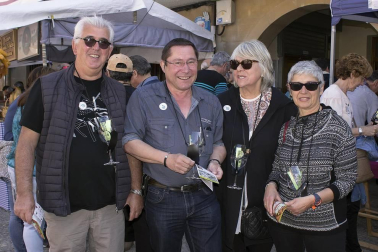 Más de cuatro mil personas visitaron el domingo 6 de mayo Dicastillo para participar en la Feria del Espárrago. Uno de los actos estrella de este evento gastronómico es la degustación de este producto tan navarro, del que se repartieron cerca de 500 kilos. También pudieron catarse diferentes vinos o disfrutar del pacharán, así como aprender algunos trucos gastronómicos gracias a una demostración culinaria.