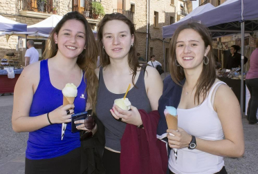 Más de cuatro mil personas visitaron el domingo 6 de mayo Dicastillo para participar en la Feria del Espárrago. Uno de los actos estrella de este evento gastronómico es la degustación de este producto tan navarro, del que se repartieron cerca de 500 kilos. También pudieron catarse diferentes vinos o disfrutar del pacharán, así como aprender algunos trucos gastronómicos gracias a una demostración culinaria.