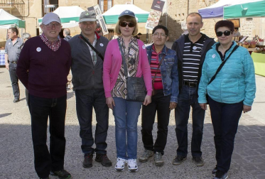 Más de cuatro mil personas visitaron el domingo 6 de mayo Dicastillo para participar en la Feria del Espárrago. Uno de los actos estrella de este evento gastronómico es la degustación de este producto tan navarro, del que se repartieron cerca de 500 kilos. También pudieron catarse diferentes vinos o disfrutar del pacharán, así como aprender algunos trucos gastronómicos gracias a una demostración culinaria.
