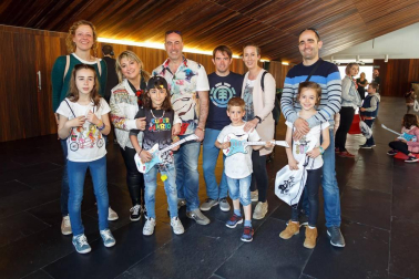 'Descubriendo a U2' ha dado inicio a la serie de conciertos del ciclo 'Rock en familia', una apuesta por la música en directo dirigida a un público familiar. Baluarte fue el escenario elegido para este primer espectáculo al que se sumaron otras actividades previas, como un cuentacuentos. Una vez en la sala de conciertos, mayores y pequeños disfrutaran del tributo a la mítica banda irlandesa ofrecido por el grupo U2band.