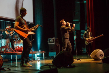 'Descubriendo a U2' ha dado inicio a la serie de conciertos del ciclo 'Rock en familia', una apuesta por la música en directo dirigida a un público familiar. Baluarte fue el escenario elegido para este primer espectáculo al que se sumaron otras actividades previas, como un cuentacuentos. Una vez en la sala de conciertos, mayores y pequeños disfrutaran del tributo a la mítica banda irlandesa ofrecido por el grupo U2band.