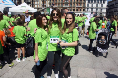 La AECC (Asociación Española Contra el Cáncer) convocó la quinta edición de la carrera popular con la que se recogen fondos para apoyar la investigación de esta enfermedad. Con cuatro mil inscripciones registradas, este evento deportivo, festivo y solidario batió su récord de participación.