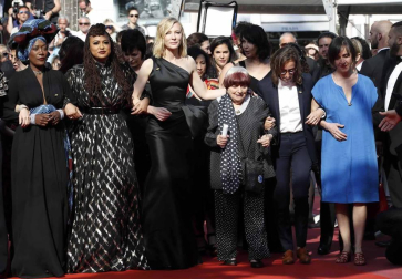 Cate Blanchett y la veterana realizadora francesa Agnès Varda, más de 80 mujeres de todos los ámbitos del cine desfilaron este sábado por la mítica alfombra roja del Festival de Cannes para reafirmar su presencia en la industria del cine