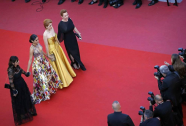 Cate Blanchett y la veterana realizadora francesa Agnès Varda, más de 80 mujeres de todos los ámbitos del cine desfilaron este sábado por la mítica alfombra roja del Festival de Cannes para reafirmar su presencia en la industria del cine