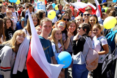 Miles de polacos se manifestaron en Varsovia contra las polémicas reformas del PiS en Justicia y medios de comunicación públicos en la denominada 'Marcha por la Libertad'.