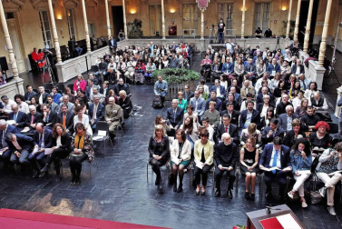 Por su ejemplo de “esfuerzo, constancia, emprendimiento y superación”.  Así explicó el sábado la presidenta del Gobierno de Navarra, Uxue Barkos, la concesión de la Cruz de Carlos III el Noble.