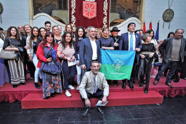 Por su ejemplo de “esfuerzo, constancia, emprendimiento y superación”.  Así explicó el sábado la presidenta del Gobierno de Navarra, Uxue Barkos, la concesión de la Cruz de Carlos III el Noble.