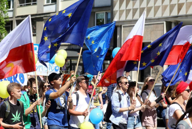 Miles de polacos se manifestaron en Varsovia contra las polémicas reformas del PiS en Justicia y medios de comunicación públicos en la denominada 'Marcha por la Libertad'.