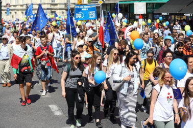 Miles de polacos se manifestaron en Varsovia contra las polémicas reformas del PiS en Justicia y medios de comunicación públicos en la denominada 'Marcha por la Libertad'.