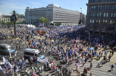 Miles de polacos se manifestaron en Varsovia contra las polémicas reformas del PiS en Justicia y medios de comunicación públicos en la denominada 'Marcha por la Libertad'.