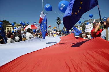 Miles de polacos se manifestaron en Varsovia contra las polémicas reformas del PiS en Justicia y medios de comunicación públicos en la denominada 'Marcha por la Libertad'.