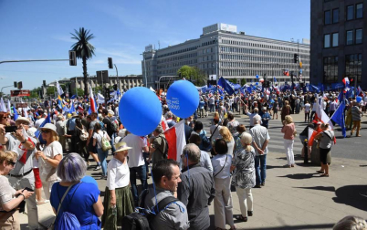 Miles de polacos se manifestaron en Varsovia contra las polémicas reformas del PiS en Justicia y medios de comunicación públicos en la denominada 'Marcha por la Libertad'.