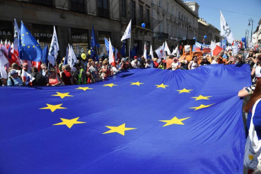 Miles de polacos se manifestaron en Varsovia contra las polémicas reformas del PiS en Justicia y medios de comunicación públicos en la denominada 'Marcha por la Libertad'.