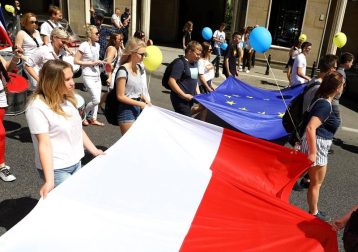 Miles de polacos se manifestaron en Varsovia contra las polémicas reformas del PiS en Justicia y medios de comunicación públicos en la denominada 'Marcha por la Libertad'.