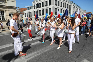 Miles de polacos se manifestaron en Varsovia contra las polémicas reformas del PiS en Justicia y medios de comunicación públicos en la denominada 'Marcha por la Libertad'.