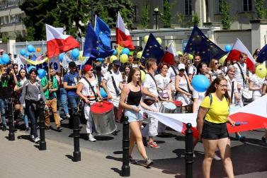 Miles de polacos se manifestaron en Varsovia contra las polémicas reformas del PiS en Justicia y medios de comunicación públicos en la denominada 'Marcha por la Libertad'.