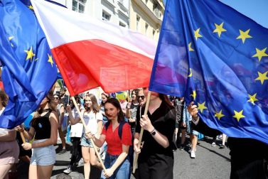 Miles de polacos se manifestaron en Varsovia contra las polémicas reformas del PiS en Justicia y medios de comunicación públicos en la denominada 'Marcha por la Libertad'.