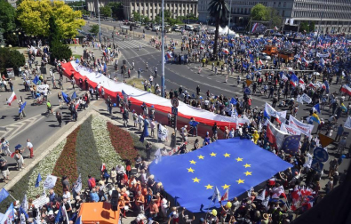 Miles de polacos se manifestaron en Varsovia contra las polémicas reformas del PiS en Justicia y medios de comunicación públicos en la denominada 'Marcha por la Libertad'.