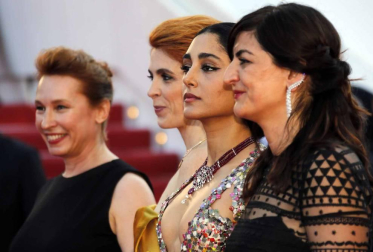 Cate Blanchett y la veterana realizadora francesa Agnès Varda, más de 80 mujeres de todos los ámbitos del cine desfilaron este sábado por la mítica alfombra roja del Festival de Cannes para reafirmar su presencia en la industria del cine