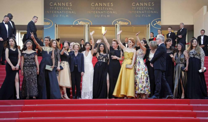 Cate Blanchett y la veterana realizadora francesa Agnès Varda, más de 80 mujeres de todos los ámbitos del cine desfilaron este sábado por la mítica alfombra roja del Festival de Cannes para reafirmar su presencia en la industria del cine
