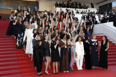Cate Blanchett y la veterana realizadora francesa Agnès Varda, más de 80 mujeres de todos los ámbitos del cine desfilaron este sábado por la mítica alfombra roja del Festival de Cannes para reafirmar su presencia en la industria del cine