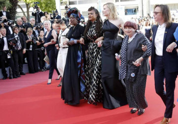 Cate Blanchett y la veterana realizadora francesa Agnès Varda, más de 80 mujeres de todos los ámbitos del cine desfilaron este sábado por la mítica alfombra roja del Festival de Cannes para reafirmar su presencia en la industria del cine