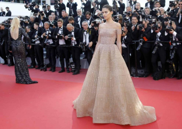 Cate Blanchett y la veterana realizadora francesa Agnès Varda, más de 80 mujeres de todos los ámbitos del cine desfilaron este sábado por la mítica alfombra roja del Festival de Cannes para reafirmar su presencia en la industria del cine