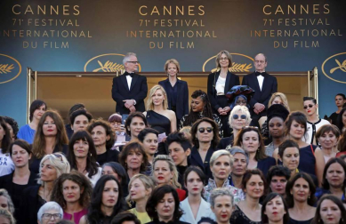 Cate Blanchett y la veterana realizadora francesa Agnès Varda, más de 80 mujeres de todos los ámbitos del cine desfilaron este sábado por la mítica alfombra roja del Festival de Cannes para reafirmar su presencia en la industria del cine