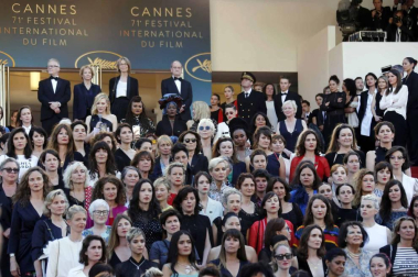 Cate Blanchett y la veterana realizadora francesa Agnès Varda, más de 80 mujeres de todos los ámbitos del cine desfilaron este sábado por la mítica alfombra roja del Festival de Cannes para reafirmar su presencia en la industria del cine