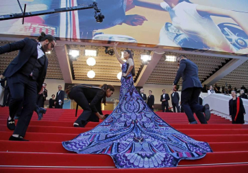 Cate Blanchett y la veterana realizadora francesa Agnès Varda, más de 80 mujeres de todos los ámbitos del cine desfilaron este sábado por la mítica alfombra roja del Festival de Cannes para reafirmar su presencia en la industria del cine