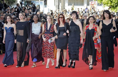 Cate Blanchett y la veterana realizadora francesa Agnès Varda, más de 80 mujeres de todos los ámbitos del cine desfilaron este sábado por la mítica alfombra roja del Festival de Cannes para reafirmar su presencia en la industria del cine