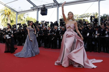 Cate Blanchett y la veterana realizadora francesa Agnès Varda, más de 80 mujeres de todos los ámbitos del cine desfilaron este sábado por la mítica alfombra roja del Festival de Cannes para reafirmar su presencia en la industria del cine